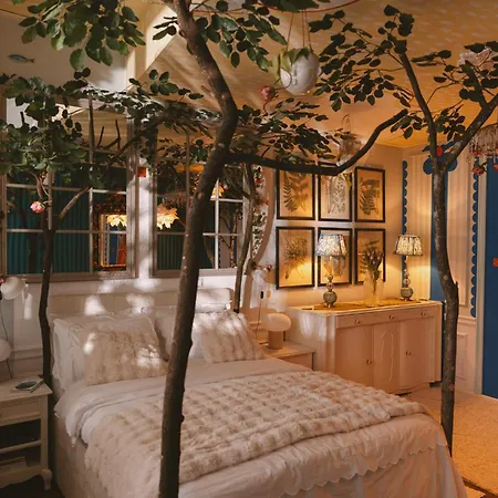 Appartement Diverso By Kot Sen Rare Hand-painted